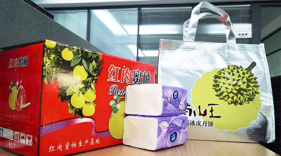 迎中秋 送關(guān)懷！金環(huán)電器給員工們派發(fā)中秋禮包