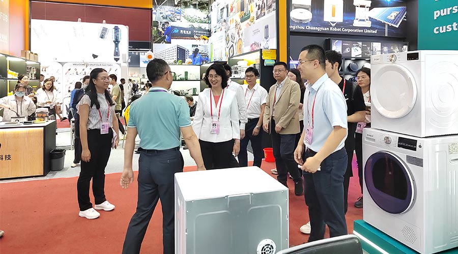 廣交會(huì )迎來(lái)大咖！江門(mén)市市長(cháng)親臨金環(huán)電器展位參觀(guān)交流