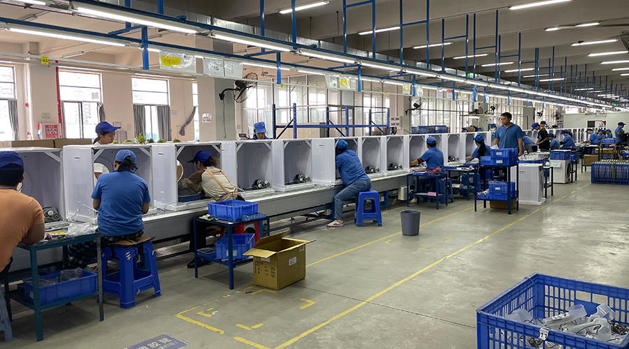 四月訂單高峰，車(chē)間繁忙景象