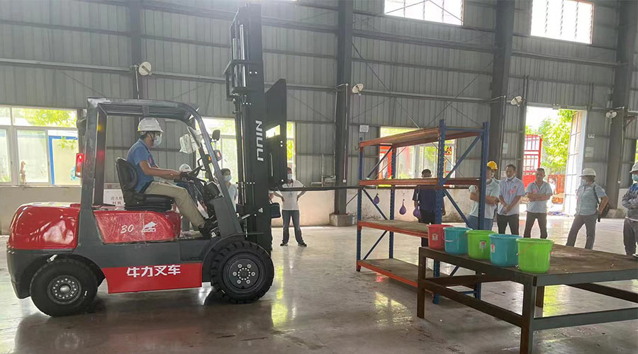 比技能 展風(fēng)采！金環(huán)電器參與鶴城鎮第二屆企業(yè)職工叉車(chē)技能競賽