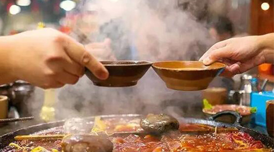 冬天火鍋團建引來(lái)一身火鍋味  衣物烘干機化解職場(chǎng)尷尬！